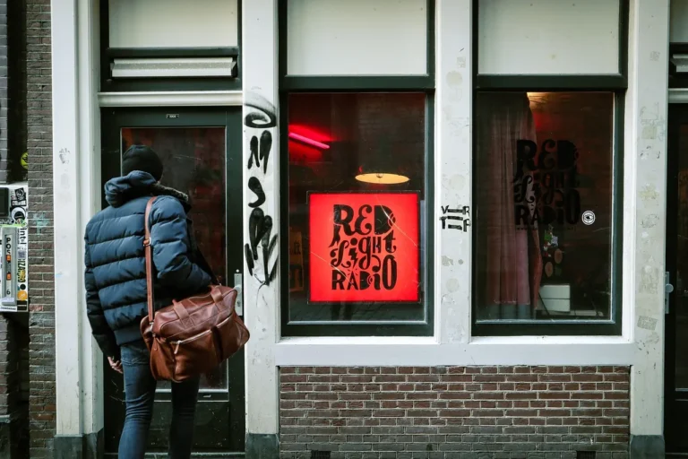 Store banne déployé sur une terrasse ensoleillée, protégeant la baie vitrée du rayonnement direct