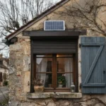 Volet roulant solaire ou filaire : autonomie réelle et limites en hiver