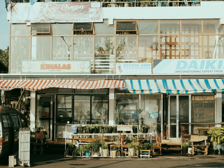 Remplacement de la toile d'un store banne sur une terrasse résidentielle