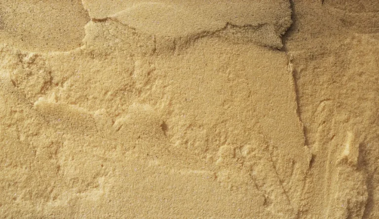Collage d'un panneau de polyuréthane rigide sur la face intérieure d'une porte de garage basculante métallique