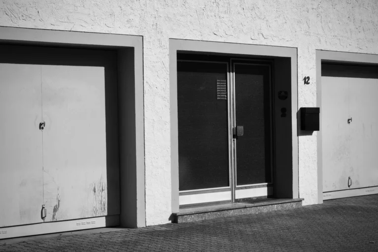 Kit de motorisation à courroie installé sur le rail d'une porte de garage sectionnelle