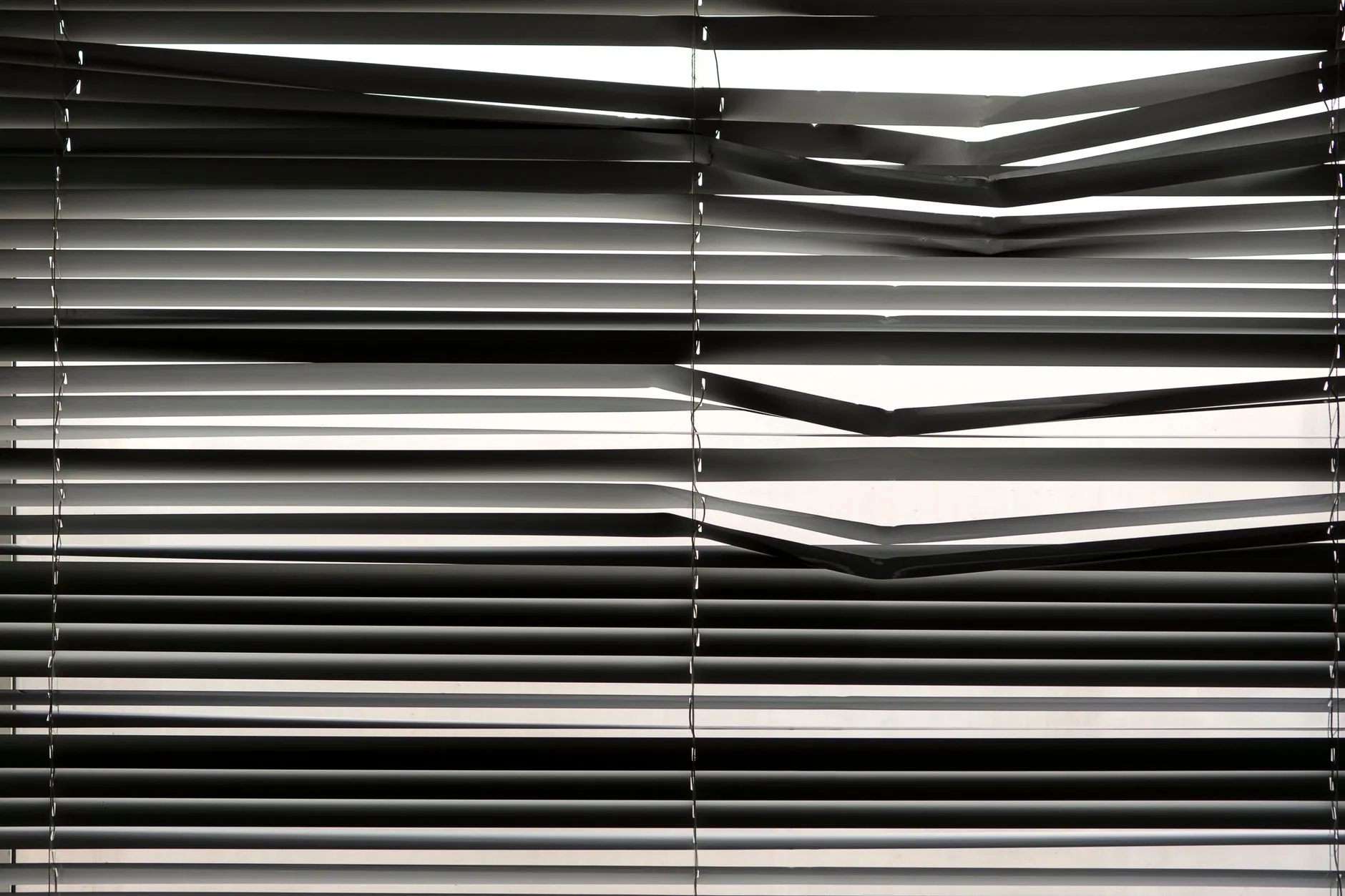 Store enrouleur occultant thermique à doublure réfléchissante posé sur une fenêtre de chambre